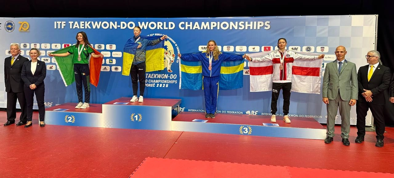 Українська команда на подіумі XXIII Чемпіонату світу з Таеквон-До у Поречі: Дарина Королович та Анна Пігорьова з медалями.