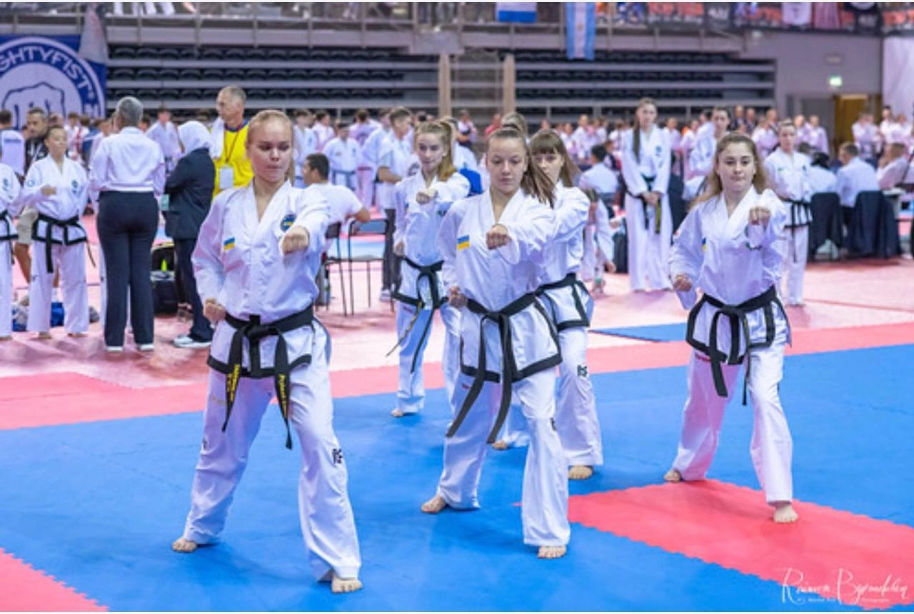 Українські таеквондистки демонструють майстерність на чемпіонаті світу у Поречі, 2025 рік.