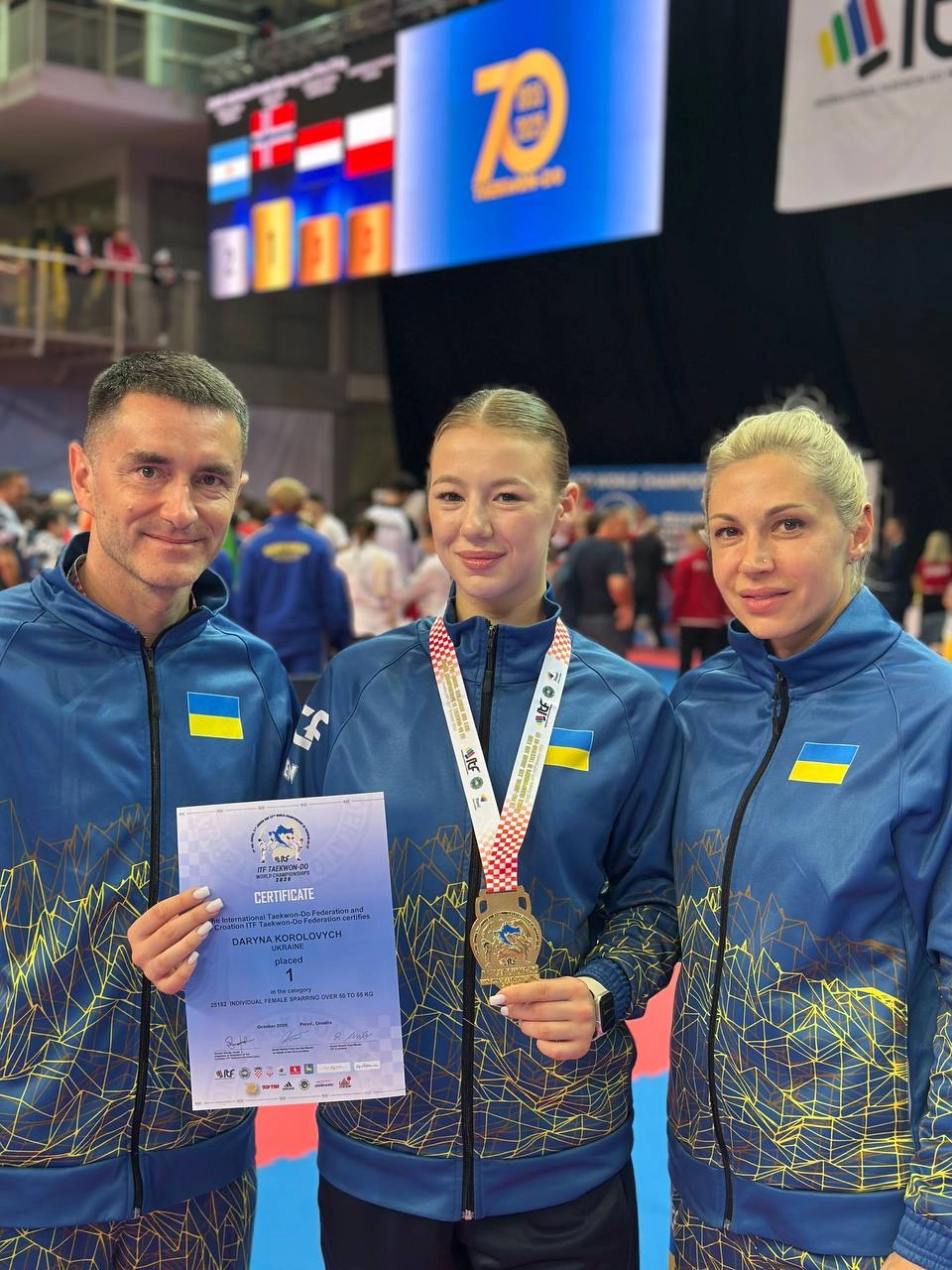 Дарина Королович, чемпіонка світу з Таеквон-До, з медаллю та сертифікатом на змаганнях у Хорватії.