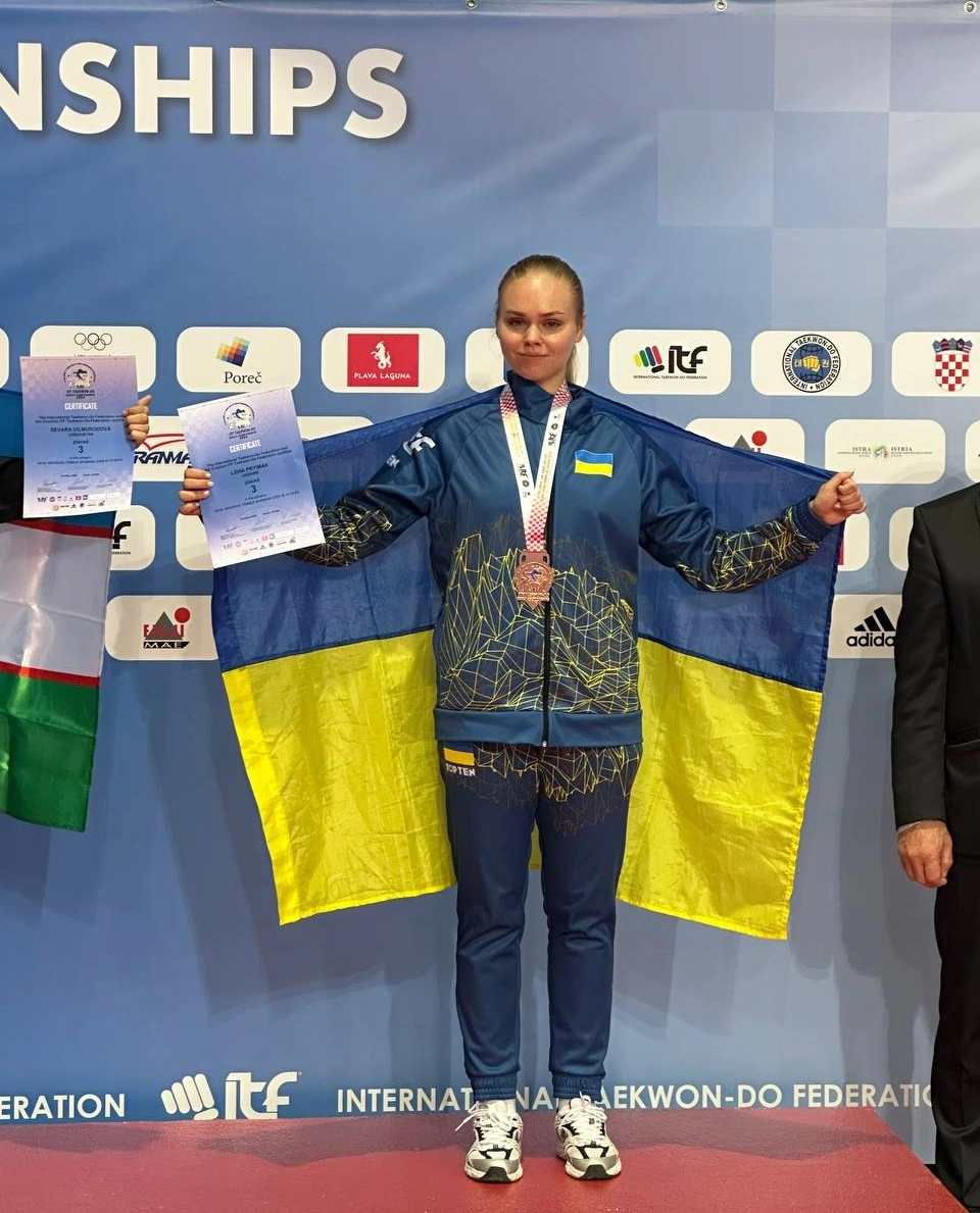 Українська чемпіонка з Таеквон-До тримає медаль та прапор на XXIII Чемпіонаті світу в Поречі, Хорватія.