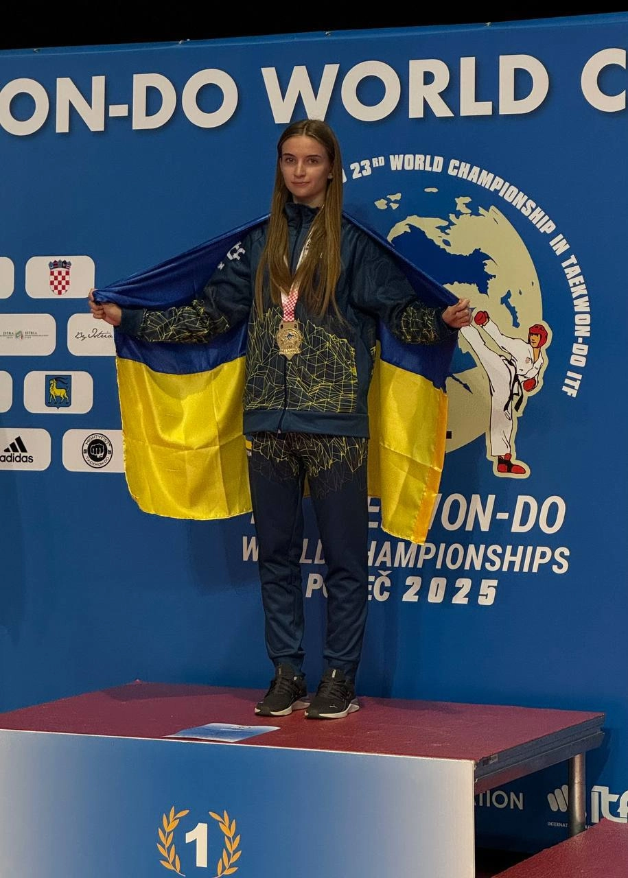 Дарина Королович, чемпіонка світу з Таеквон-До, радісно позує з українським прапором на п