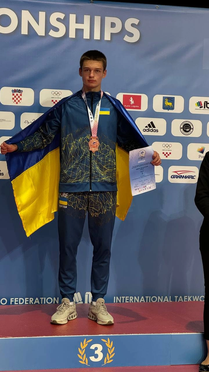 Український спортсмен із бронзовою медаллю на Чемпіонаті світу з Таеквон-До в Хорватії, 2025 рік.