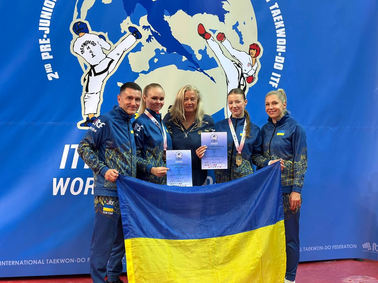 Українська команда з Таеквон-До на чемпіонаті світу 2025: медалі, дипломи та національний прапор.