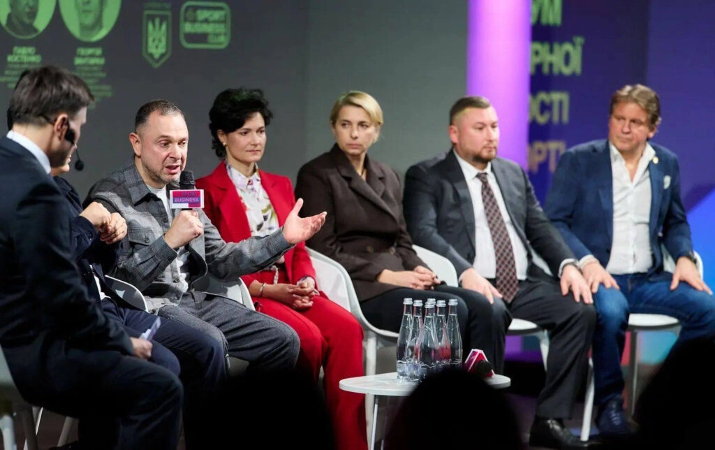 Анна Сорокіна обговорює гендерну рівність у спорті на Всеукраїнському форумі. Спікери поділяють ідеї про інклюзивність.