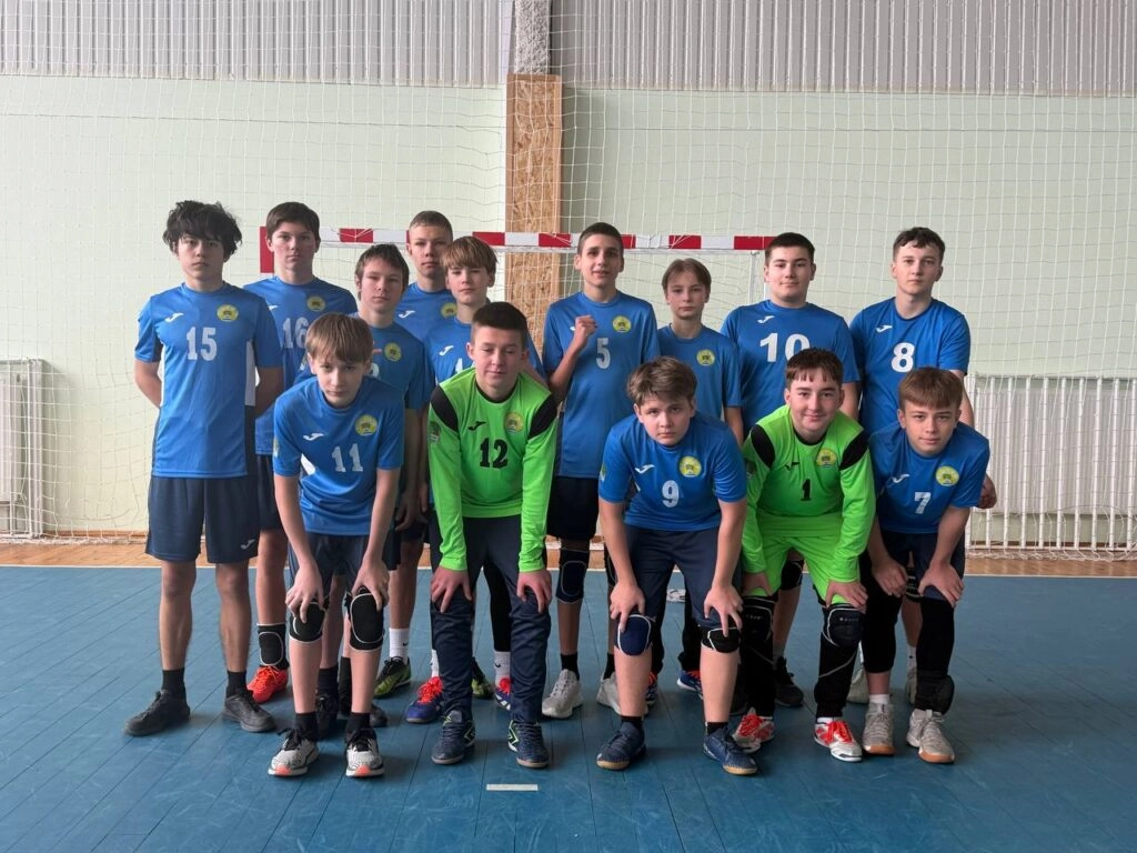 Юні гандболісти команди ДЮСШ Миронівка перед матчем чемпіонату України серед юнаків 2011–2012 р.н