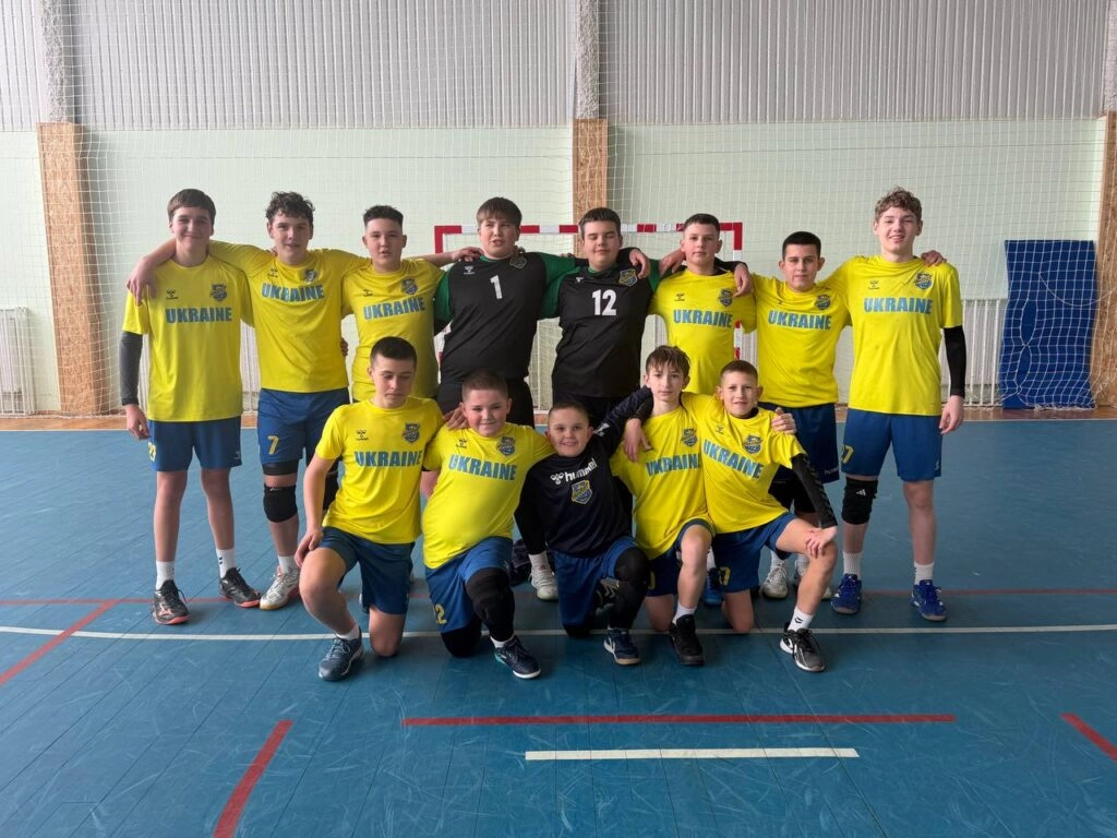 Юні гандболісти в жовтих формах команди ДЮСШ Сквира-І на змаганнях у Миронівці