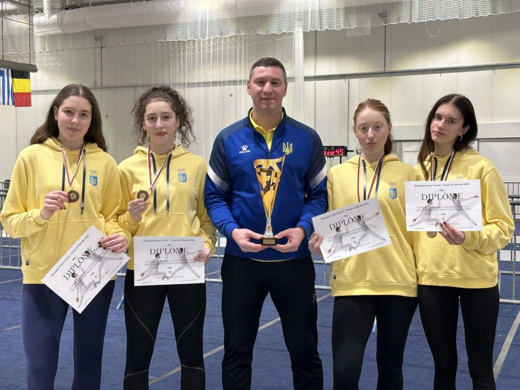 Українські шпажистки з медалями та дипломами після турніру «Coupe du Danube» у Шаморіні