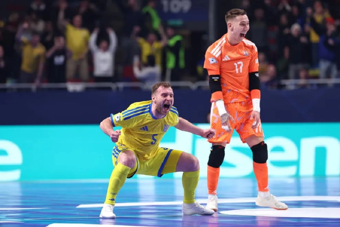 Український футзаліст святкує гол на Євро-2026, поруч стоїть воротар у помаранчевій формі