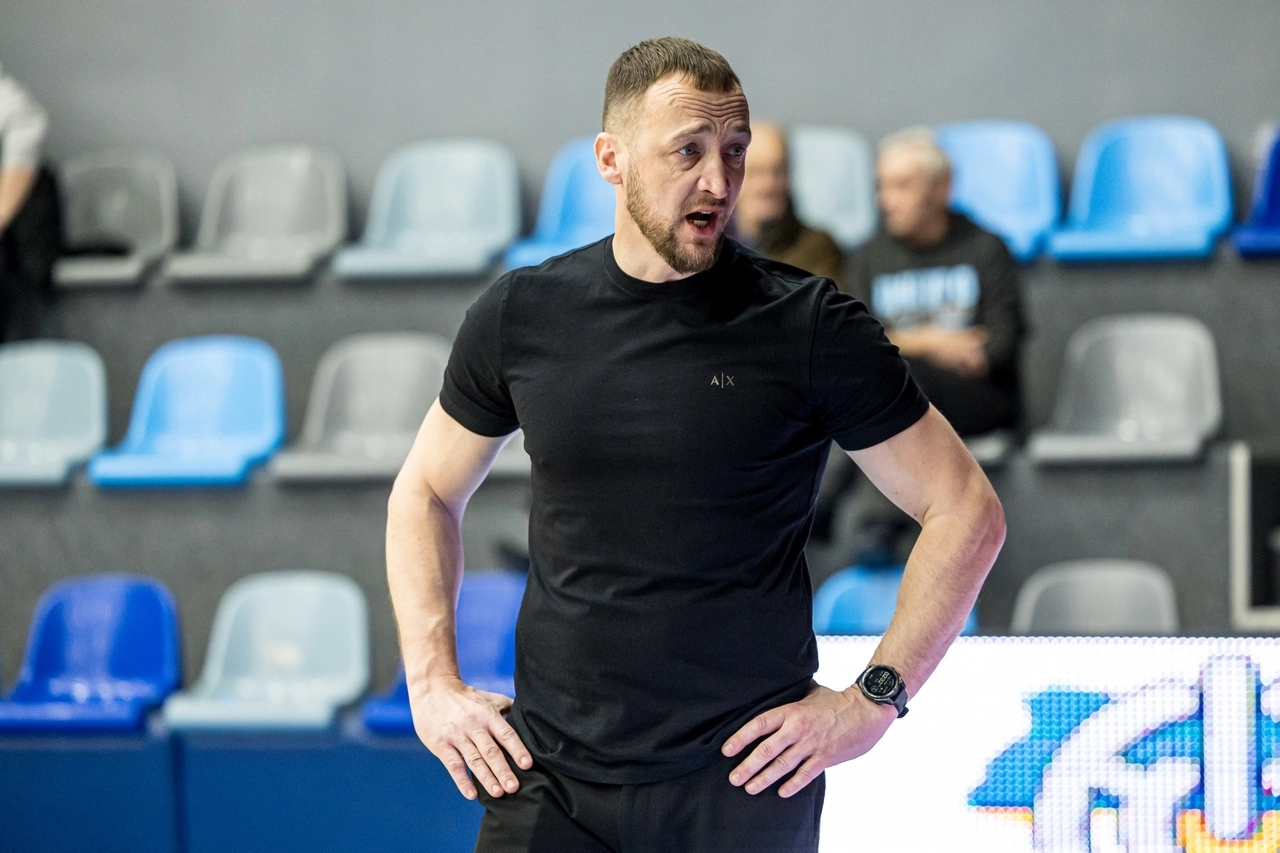 Тренер у чорній футболці на баскетбольному майданчику під час пресконференції після матчу Харківських Соколів