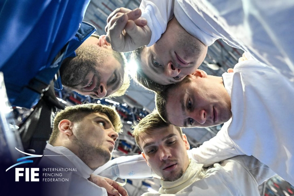 Українська команда шпажистів у колі обговорює стратегію під час Кубку світу у Фуджейрі