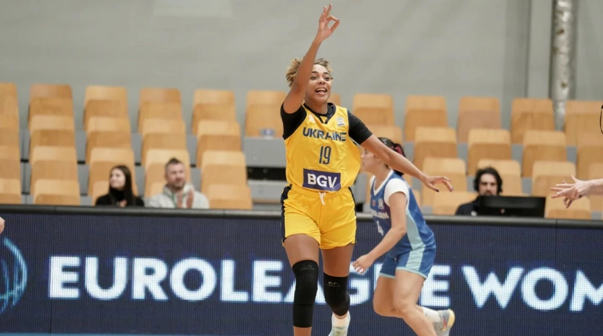 Ukrainian basketball star Mariam Uro-Nile celebrates a key moment during a game, showcasing teamwork and determination.