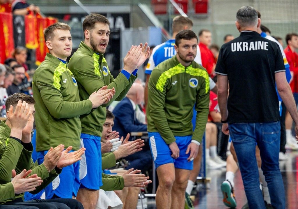 Українські гравці на лаві запасних під час матчу проти Північної Македонії на турнірі Yellow Cup