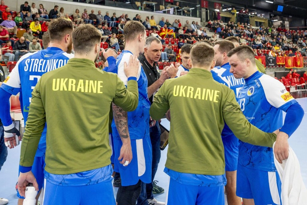 Збірна України з гандболу обговорює стратегію під час матчу проти Північної Македонії на турнірі Yellow cup