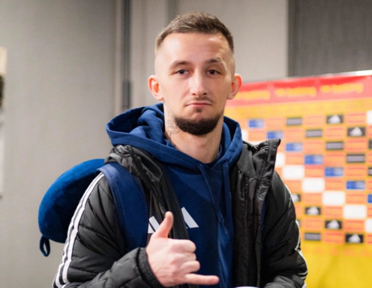 Футзаліст збірної України на вокзалі перед відправленням на Євро-2026, одягнений у спортивний одяг