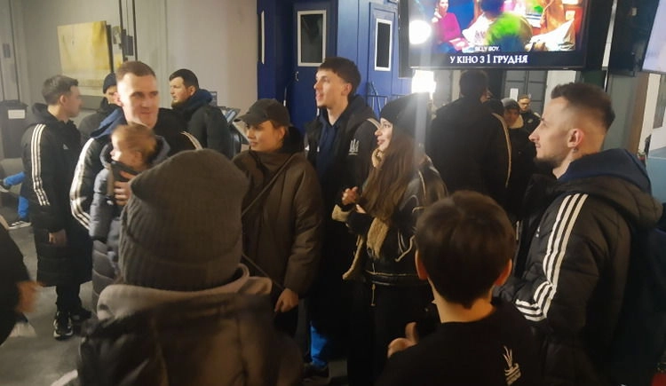 Уболівальники збірної України з футзалу проводжають команду на Євро-2026 на київському вокзалі