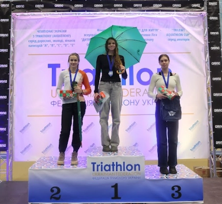 Тріумфальні призери зимового чемпіонату з триатлону у Львові: Сорока, Меньшикова, Іващенко на п