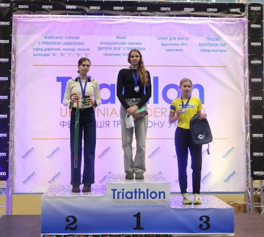 Учасниці на п podium в українському чемпіонаті з триатлону у Львові: Дана Сорока, Маргарита Меньшикова та Марія Іващенко.