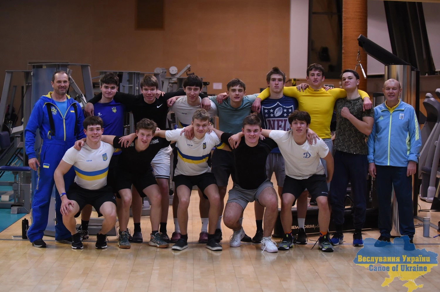 Група молодих спортсменів збірної України з тренерами на тренувальній базі в спортивному залі