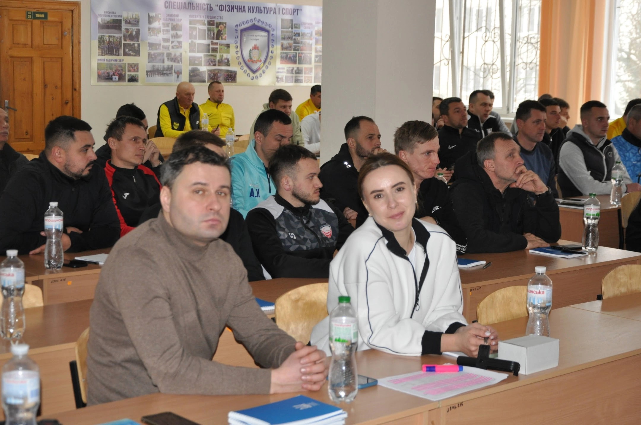 Учасники семінару «Філософія та методологія «Манчестер Сіті» у Чернівцях уважно слухають лекцію