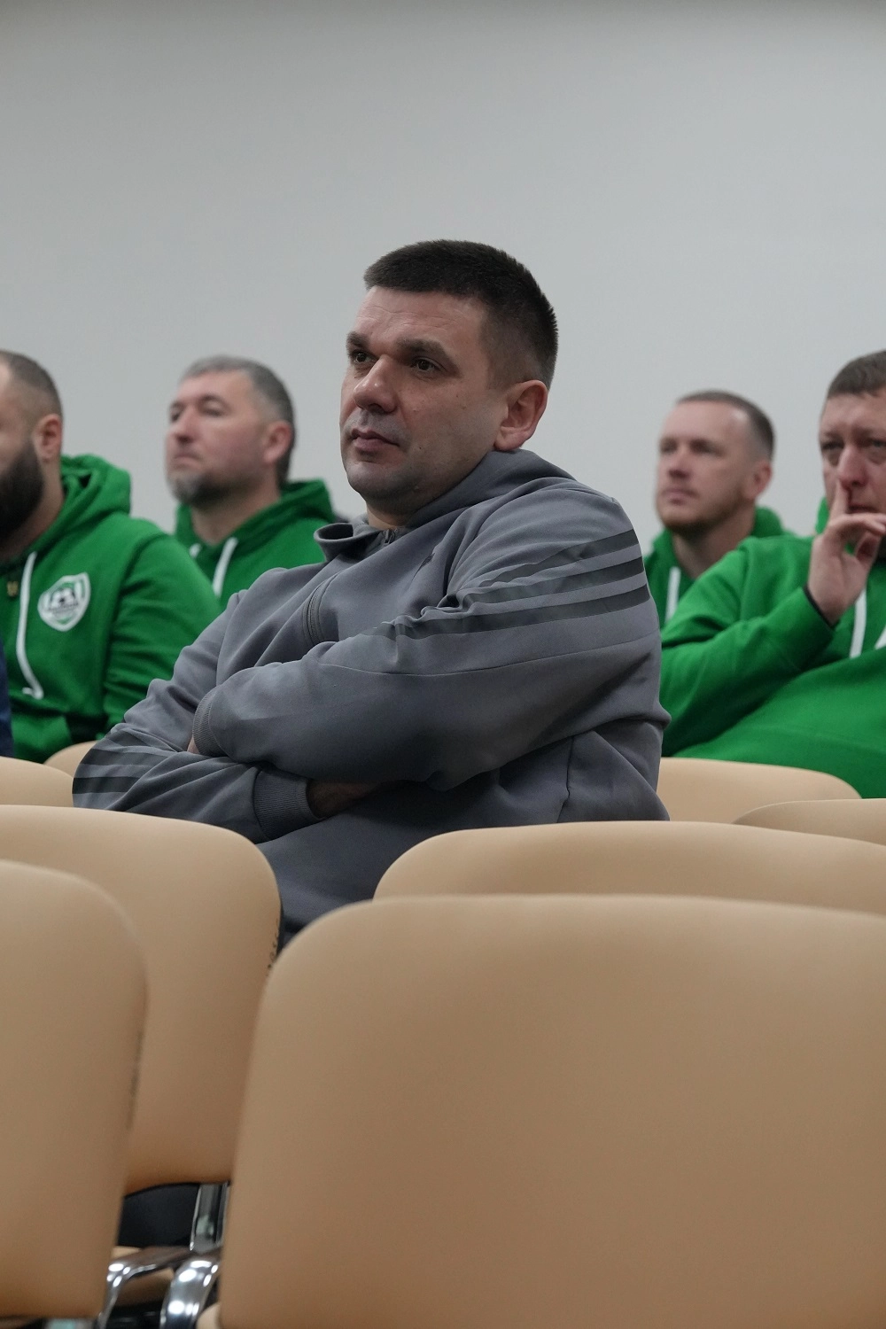 Учасники форуму АФДО в Дніпрі уважно слухають лекцію про сучасні правила гри у футболі