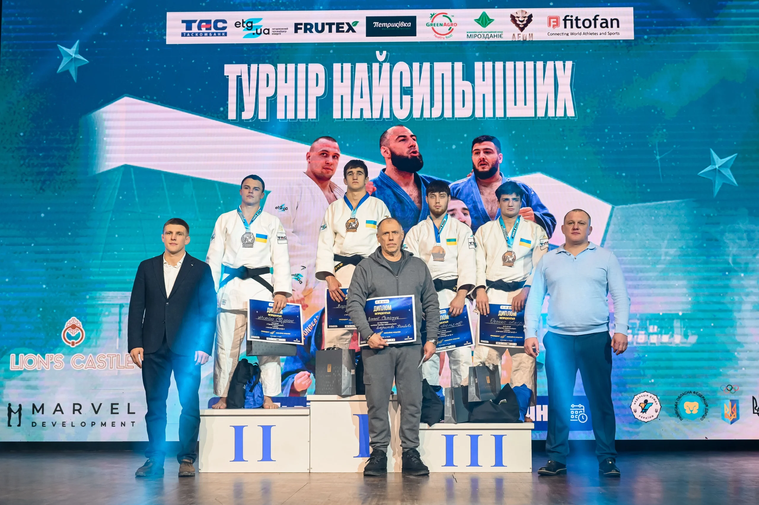 Дзюдоїсти на п'єдесталі пошани з нагородами після Турніру найсильніших у Львові, січень 2023