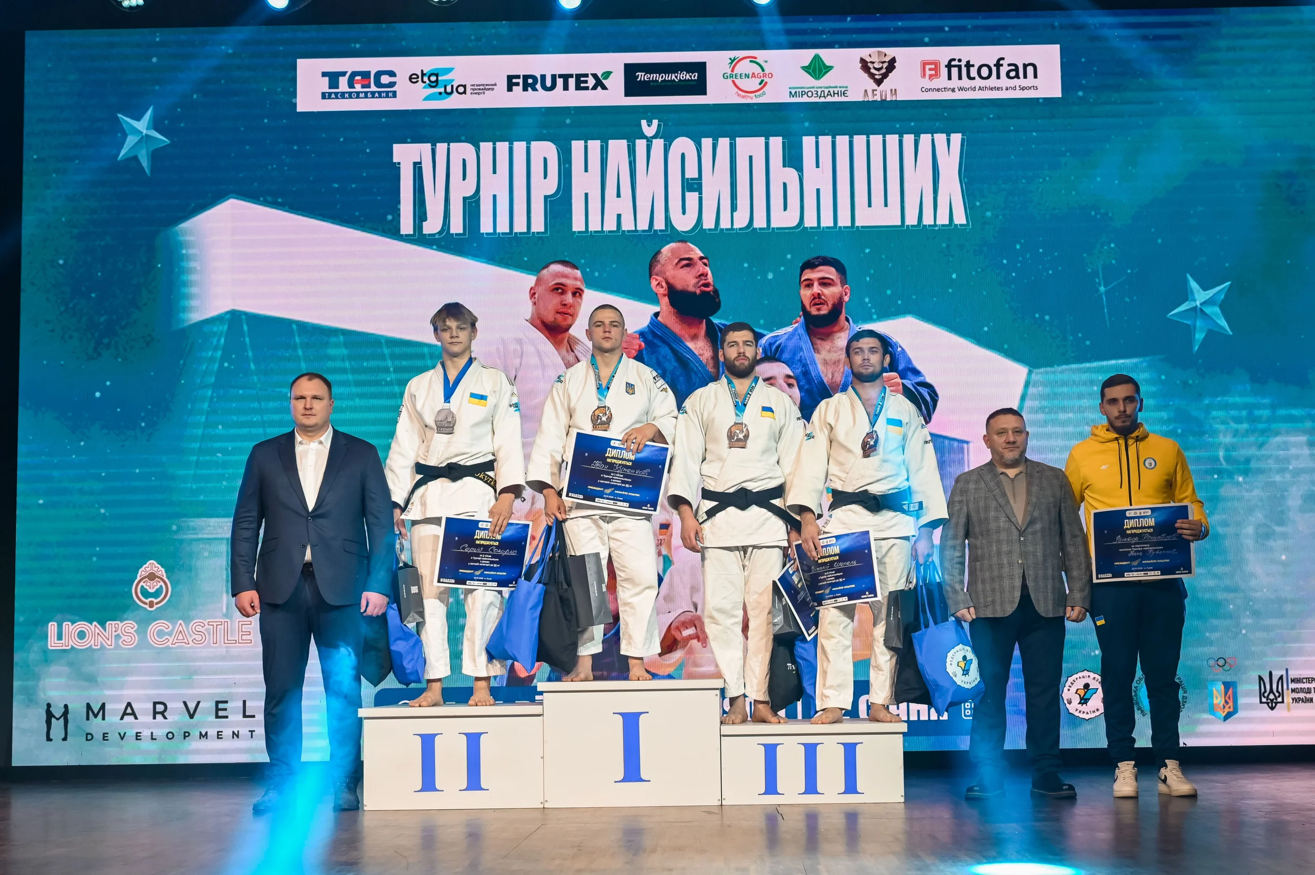 Учасники турніру найсильніших з дзюдо на п'єдесталі переможців у Львові, нагородження переможців