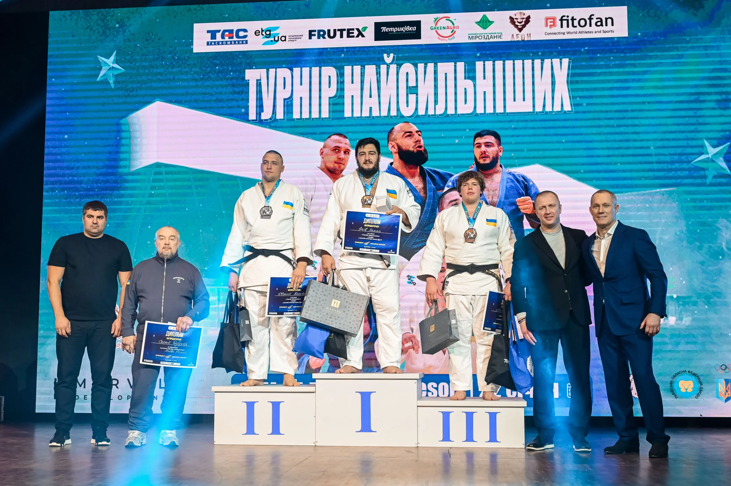 Чемпіони на п'єдесталі пошани з нагородами на Турнірі найсильніших з дзюдо у Львові