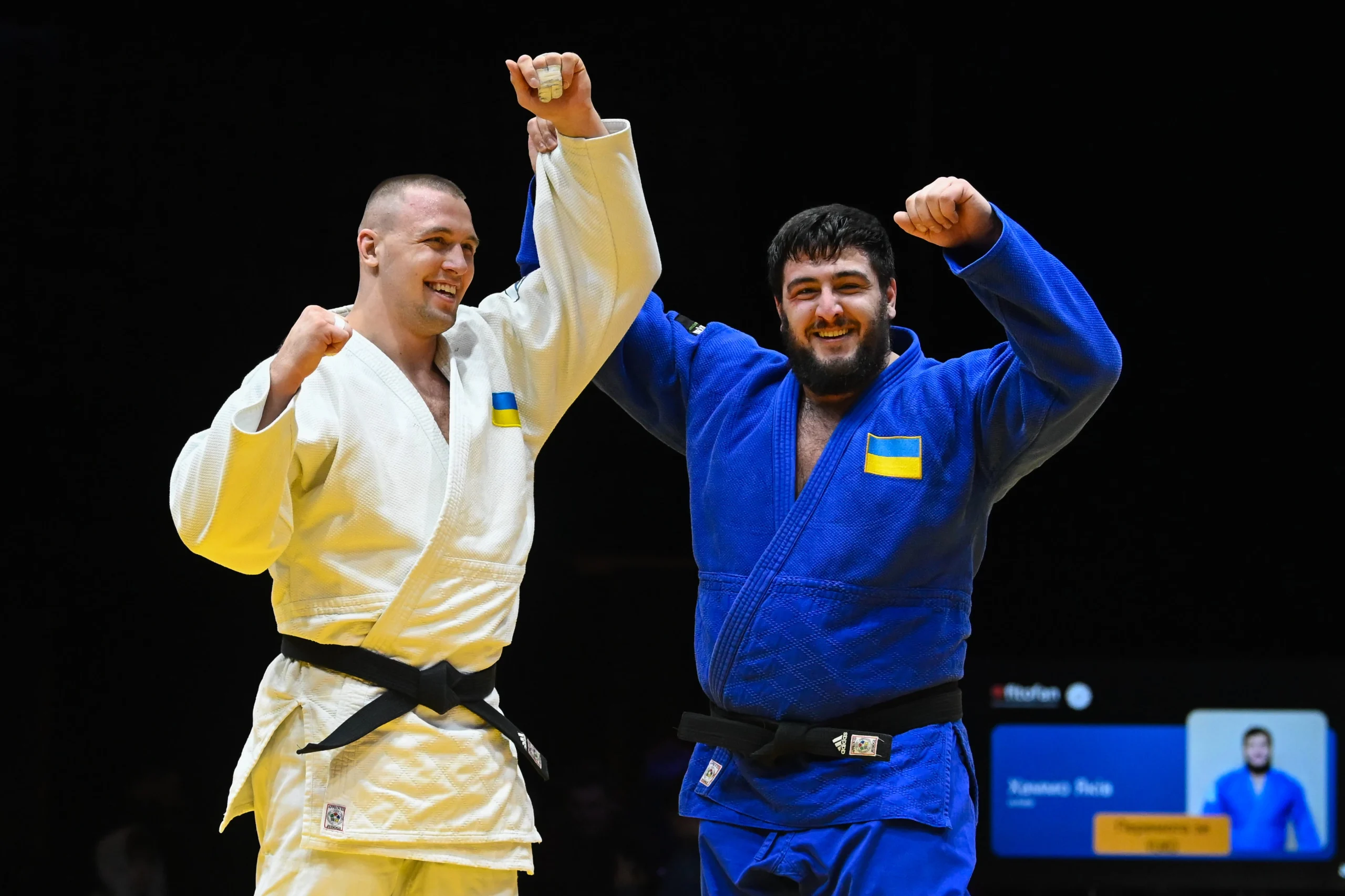 Двоє дзюдоїстів у кімоно з прапорами України підняли руки вгору на Турнірі найсильніших у Львові