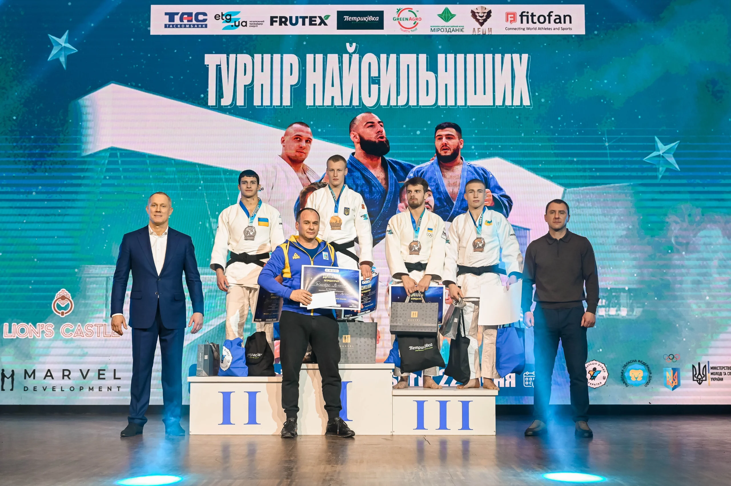 Чемпіони на п'єдесталі пошани з медалями на Турнірі найсильніших з дзюдо у Львові, січень 2023