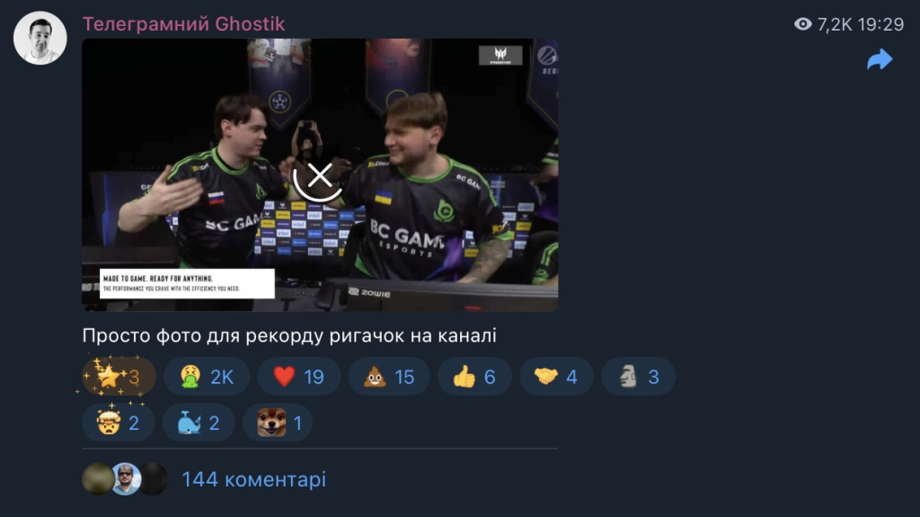 Двоє гравців BC.Game обговорюють стратегію на турнірі IEM Krakow 2026