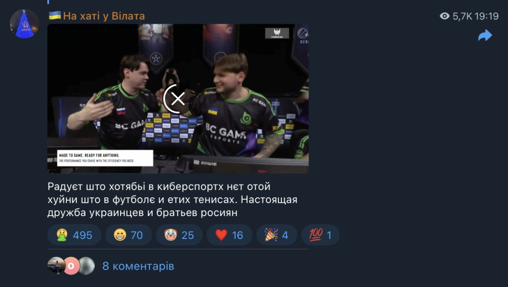 Двоє гравців кіберспортивної команди BC.Game радісно обіймаються на турнірі IEM Krakow 2026