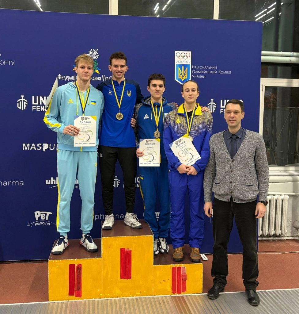 Четверо юніорів на п'єдесталі з медалями після змагань з фехтування на шпазі в Україні