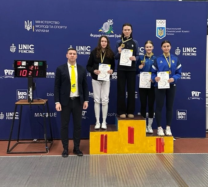 Чотири спортсменки на п'єдесталі пошани з нагородами після змагань з фехтування на шпагах у Хмельницькому