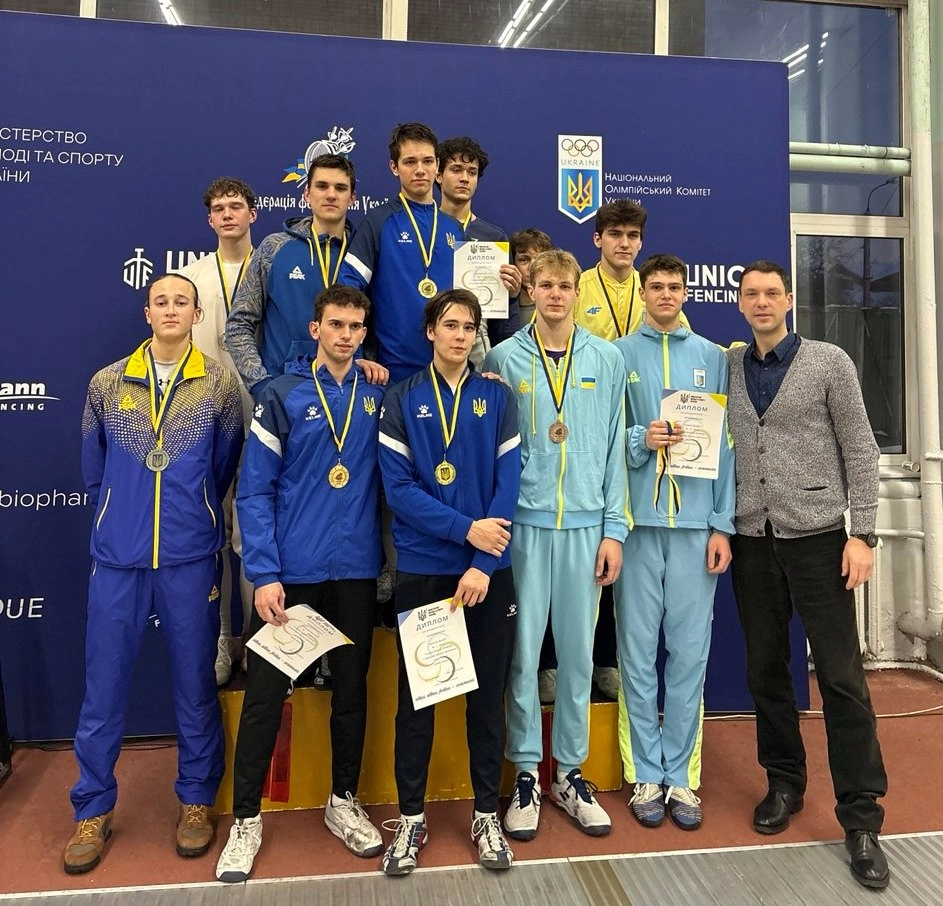 Чоловіча команда переможців юніорського чемпіонату України з фехтування на шпазі з медалями