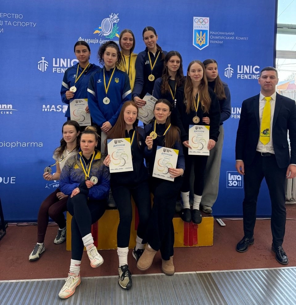 Юніорська жіноча команда Львова святкує перемогу на чемпіонаті України з фехтування у Хмельницькому