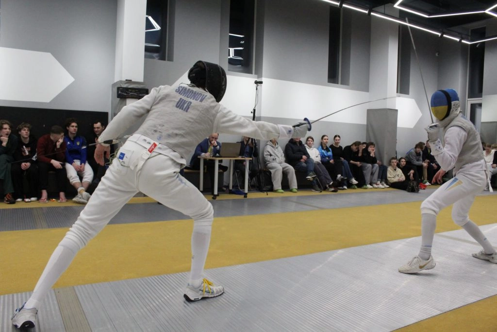 Фехтувальний поєдинок між двома юніорами на чемпіонаті України з рапіри в клубі «Ля Флєш