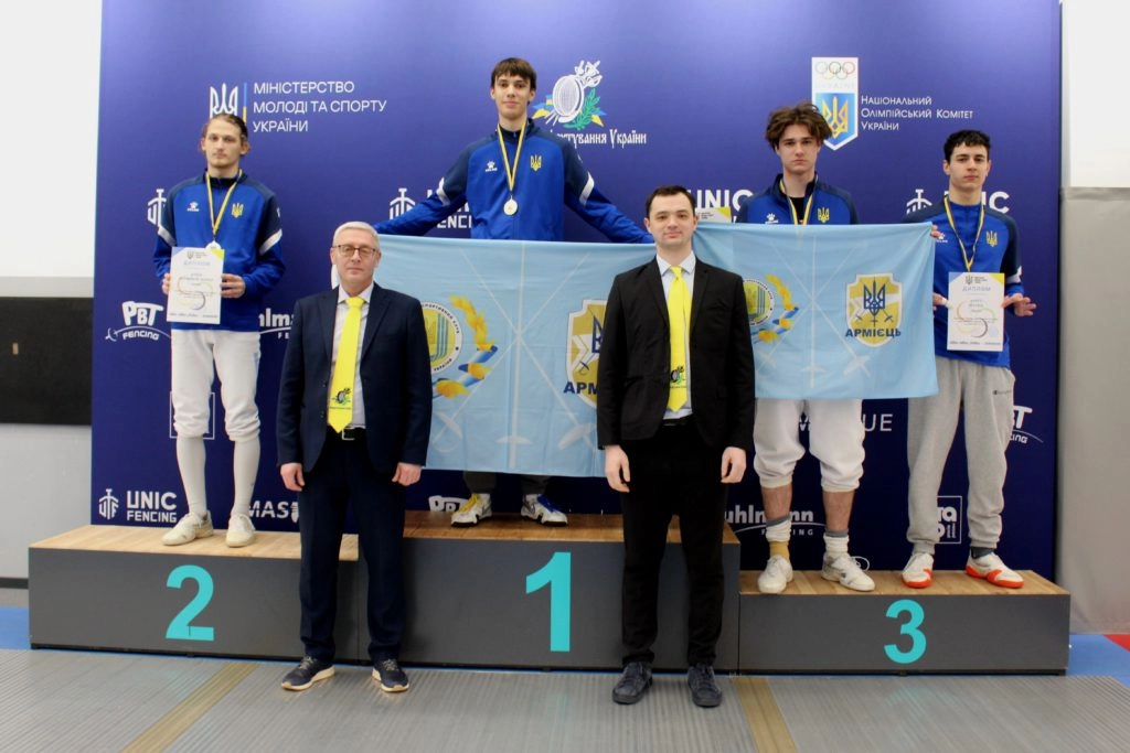 Юніорський чемпіонат України з фехтування на рапірах: переможці на п'єдесталі з нагородами