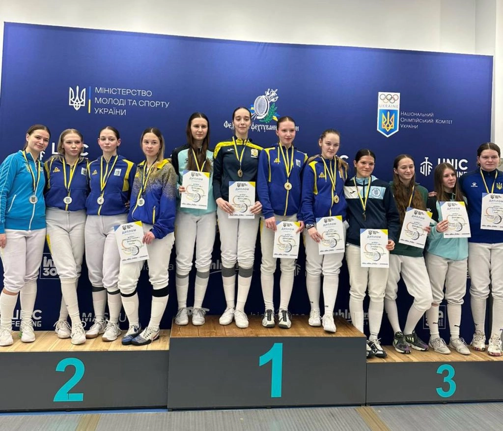 Юніорські команди дівчат з фехтування на рапірах на п'єдесталі пошани з медалями та дипломами
