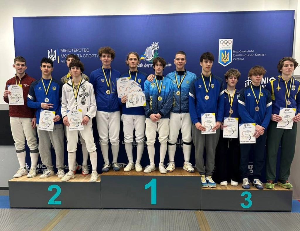 Юніорські команди фехтувальників на п'єдесталі пошани з медалями та дипломами на чемпіонаті України