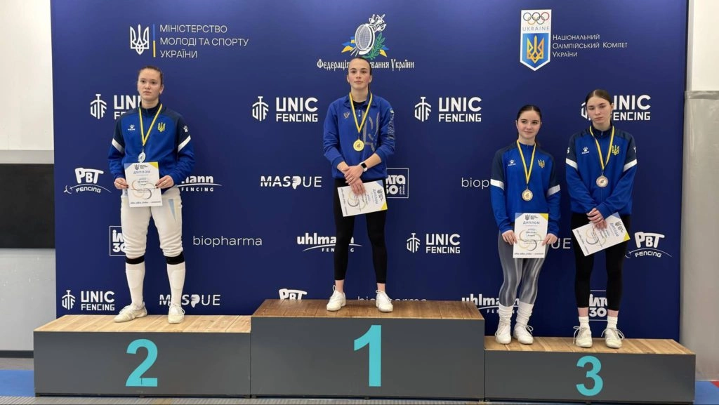Чотири юніорки на п'єдесталі пошани з медалями після змагань з фехтування на шаблях у Києві