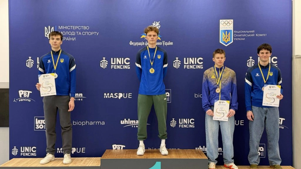 Переможці юніорського чемпіонату України з фехтування на шаблях на п'єдесталі з медалями та дипломами