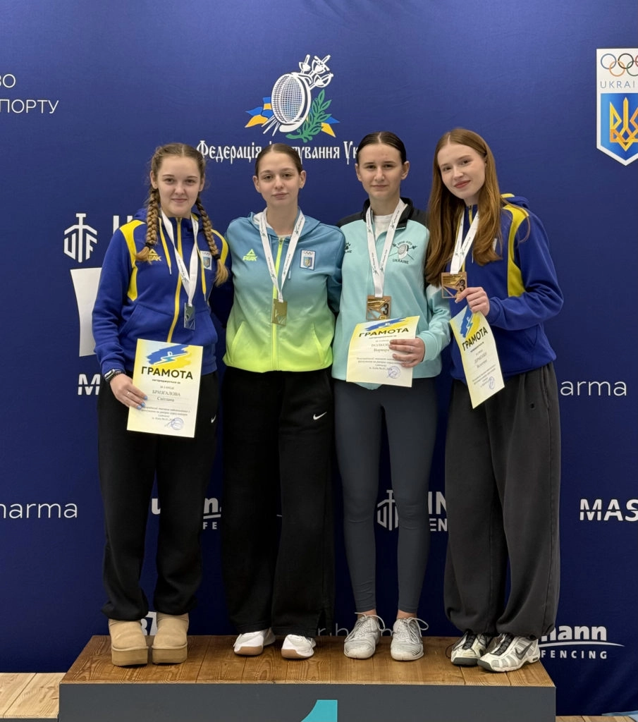 Мілана Степовик та призерки юніорських змагань з фехтування на рапірах, 6 січня, клуб «Ля Флєш», Київ.