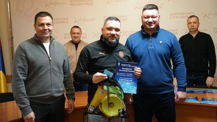 Учителі отримують сертифікати за успішне завершення курсів з розвитку шкільного футболу в Кропивницькому