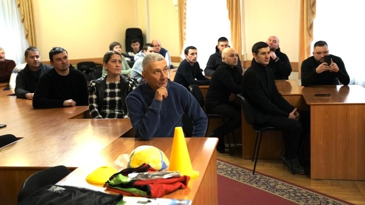 Учителі фізичної культури на нагородженні в Кропивницькій міськраді після курсів з розвитку шкільного футболу