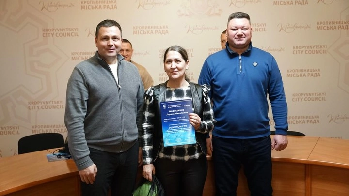 Учителька отримує сертифікат у Кропивницькій міськраді за програмою розвитку шкільного футболу