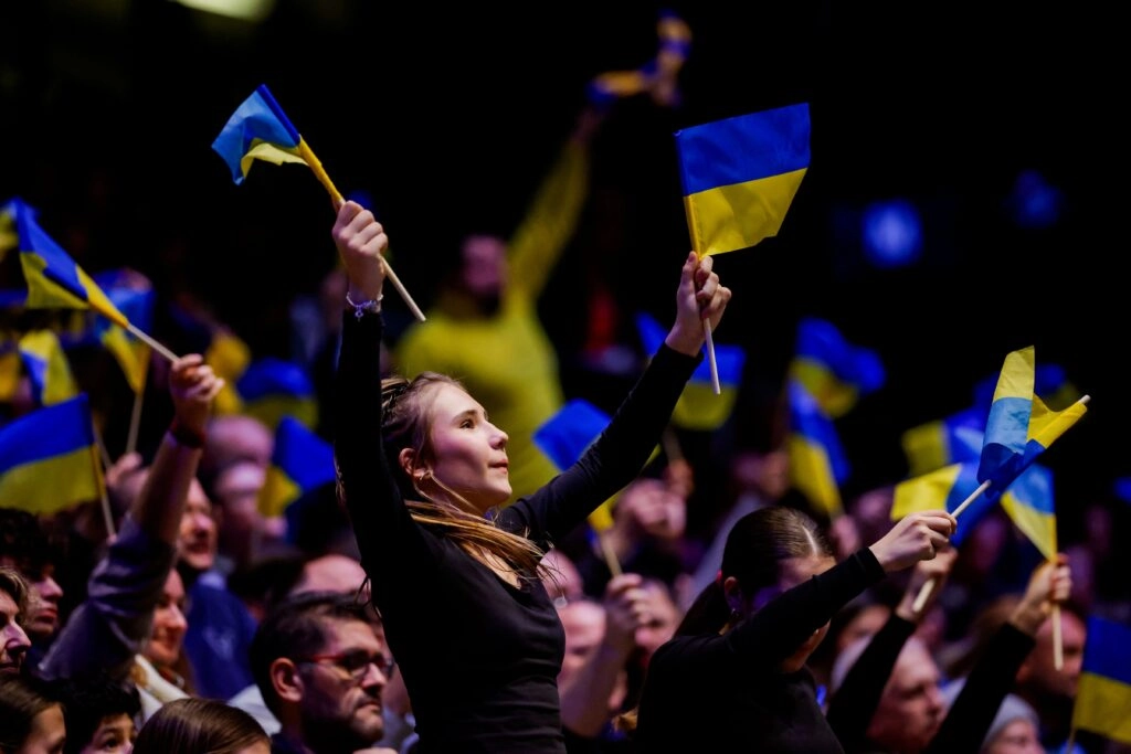 Люди на трибунах з українськими прапорами підтримують команду під час спортивного заходу