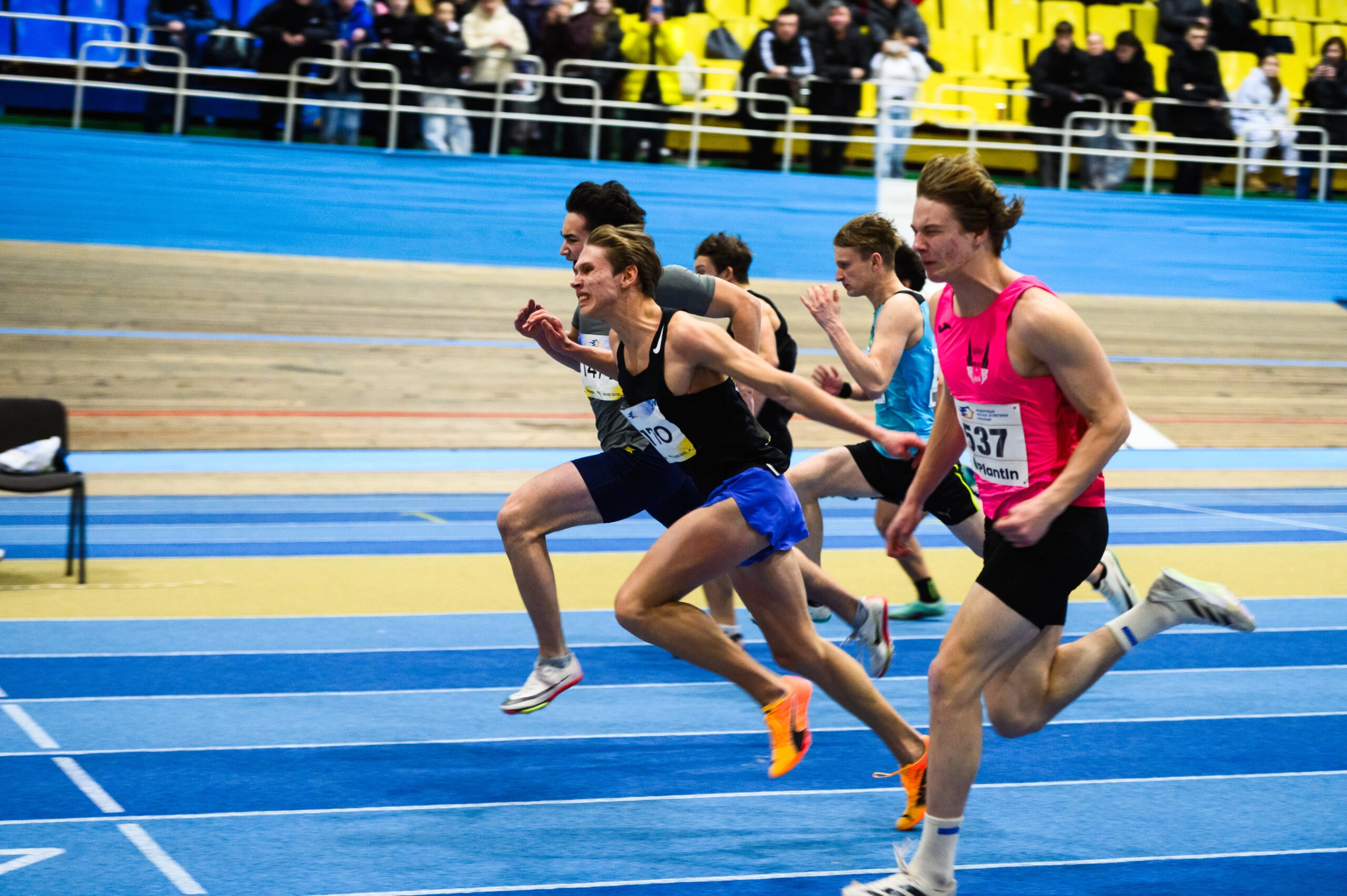 Спортсмени змагаються у бігу на 60 метрів під час чемпіонату України з легкої атлетики у Львові