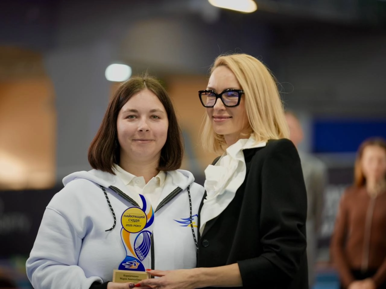 Дві жінки з трофеєм на чемпіонаті України з легкої атлетики серед дорослих та молоді