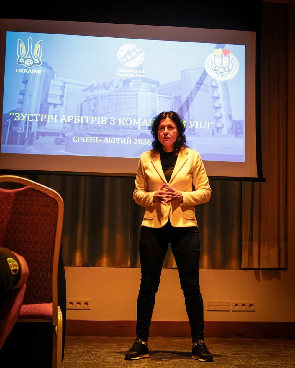 Катерина Монзуль виступає перед учасниками зустрічі УПЛ в конференц-залі в Туреччині