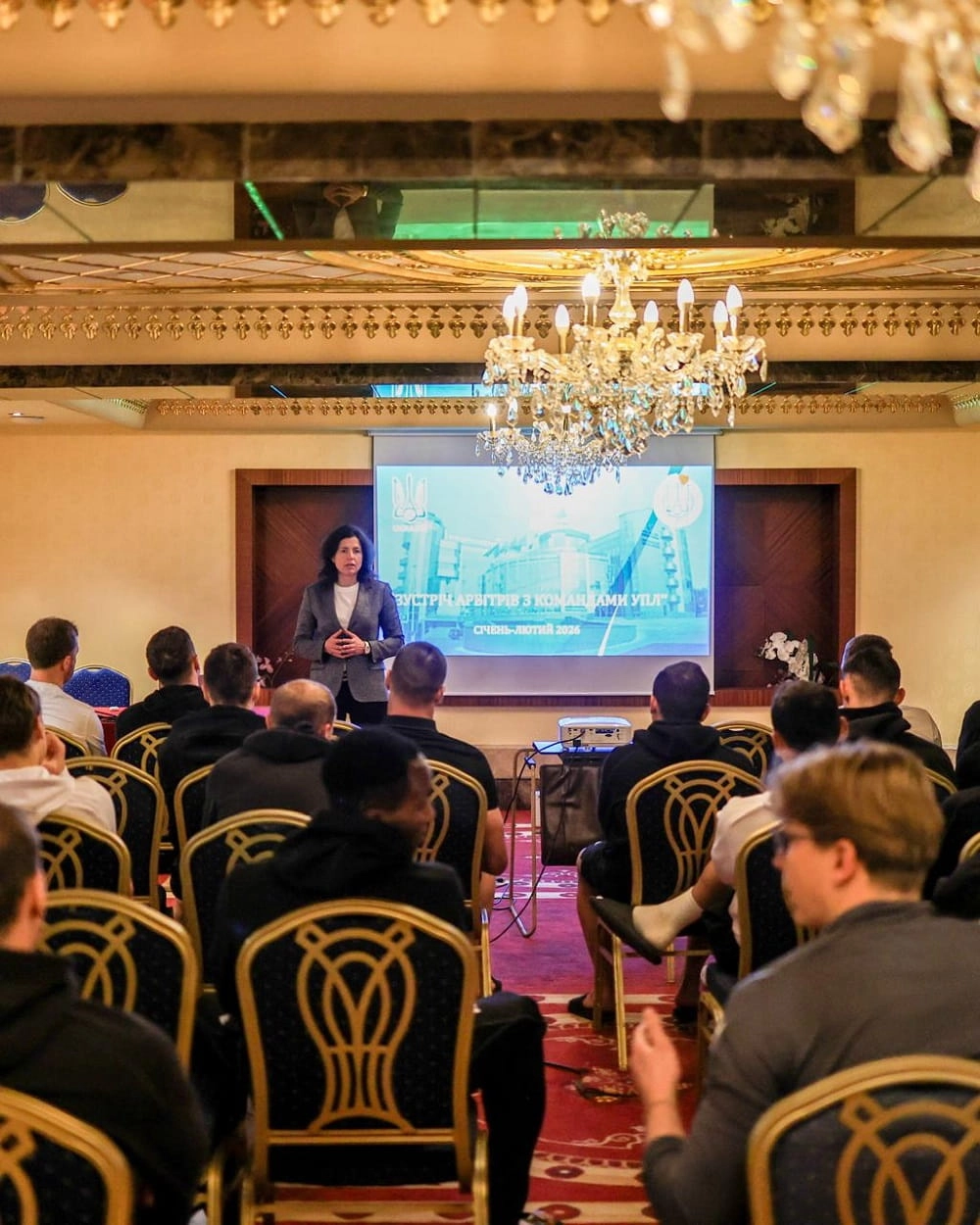 Катерина Монзуль проводить презентацію для представників клубів УПЛ у конференц-залі в Туреччині